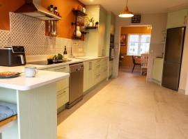 Sarahs Home Away from Home Luxury Apartment, hotel v destinaci Ennis
