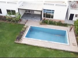 Lux Farm House with Swimming Pool、ラホールのキャンプ場