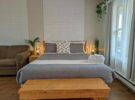 Studio 5 - 2 min du Bord de l'eau, Foyer and Barbecue, pet-friendly hotel in Sainte-Anne-de-Beaupré