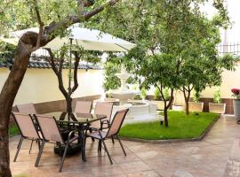 Private Villa With Garden And Comfort - Close To City Center, hotel i Tirana