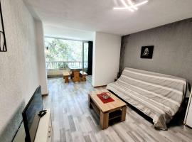 Charmant studio, 4 couchages, lumineux, 500 m de la plage et des commerces..., hotel a Saint-Elme