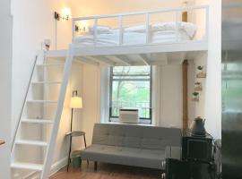 Private room with Shared bath on Union Square 11，紐約的旅館