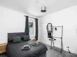 4BR 2Bathroom in Central Location with Free Parking