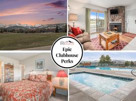 Townhouse w hot tub, gym & pool, hotel din Fraser