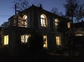 Petite maison de charme - Paris - Rolland Garros - Versailles - Golf - Normandie，位于Garches的酒店