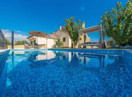 Villa Field Hill with Swimming Pool and Tennis Court, hotel Brig városában