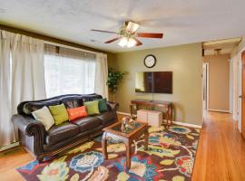 5 Mi to Dtwn Pet-Friendly Gem with Yard in Hampton, hotel in Hampton