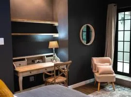 Comfortable 2-Bedroom place with indoor Fireplace