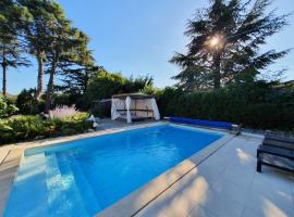 Maison 8 personnes avec piscine chauffée en Ardèche Safari Peaugres, hotel v destinaci Roiffieux