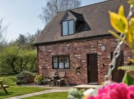 Charlie's Cottage with Alpacas and 7mins drive to Alton Towers