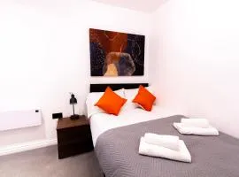 Modern 1BR Apt with City Views - Walk to Leeds CC