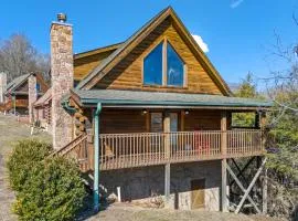 Spacious Cabin Stay for 9 with Hot Tub Close to Town
