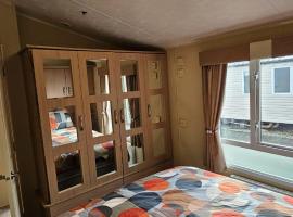 Homely 6 Berth Caravan At Southview Holiday Park, Lincolnshire Ref 33010M, hotel v destinaci Skegness
