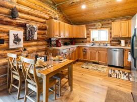 Firepit & Outdoor Dining|Sleeps 10|Dogs Welcome, ξενοδοχείο σε Seeley Lake
