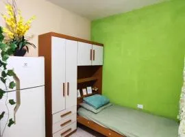 Quarto mobiliado com banheiro privativo em uma casa