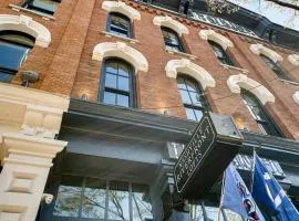 Comfy Family Retreat for 4 in DT Walk to Broadway