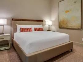 Quaint Retreat for 2 Heart of DT Near Broadway