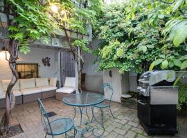 Sojourn BBQ & Secluded Patio in Capitol Hill, place to stay in Washington