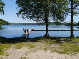 Bright comfortable guest suite close to both swimming, nature and city, hotel v destinaci Ödsmål