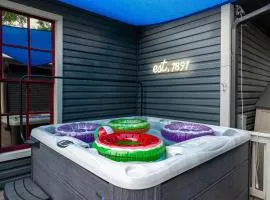 Hot Tub Sauna Fire Pit Putting green Downtown