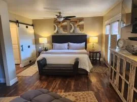 Robins Red Rock Getaway Suite B
