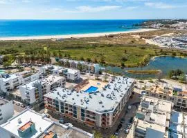 Lagos Apt with pool and huge balcony Very close to Beach and Marina