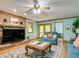 5 Mi to Lake Robinson BBQ-Ready Home with Pool
