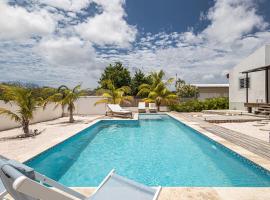 Modern family villa with private pool near Mambo Beach & Jan Thiel, khách sạn ở Willemstad