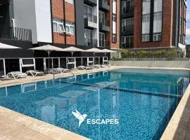 Luxury 2-3BR Apartments - King Bed, Pool, Gym & Free Parking
