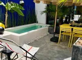 Maison avec bassin dans les remparts