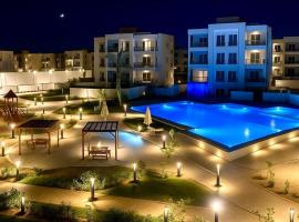 Al Alamein North Coast A Luxury two Rooms Chalet at Amwaj, hotell sihtkohas El Alamein