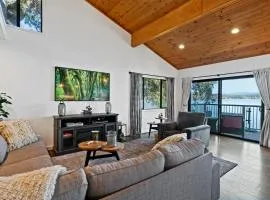 Lakefront, Private dock, ensuite-unit, King bed, Free EV charger, Boat Friendly