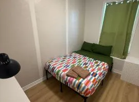 Maple Leaf Stay-Walk to UOFT,DT,STREET CARS,BARS,ROM-Free Wifi