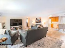 Sleeps 6 Walk to Lambeau Resch Dog-Friendly