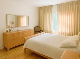 Charming Vintage Home Park View Family-Ready, hotel in Montréal
