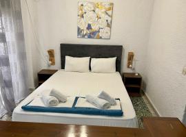 PELEKAN rooms and apartments ΑΤΗΙΝΑ 21, hotel em Pefkohori