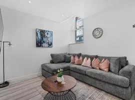 Stylish Haven - 2 min from Station - Free Parking - Courtyard