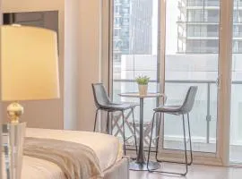 Toronto Luxe Suite - location score 10 - Steps to Rogers Centre, CN Tower, Eaton Centre, Toronto Convention, Scotia Bank Arena