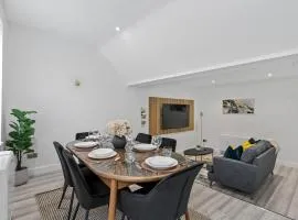 Luxe Haven - 2 min from Station - Free Parking - Courtyard
