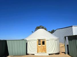 Redgum River Yurt Spa, hotel en Natte Yallock