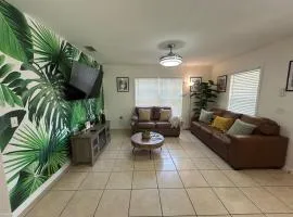 Tropical 3bed 2bath Lakeland Home on corner lot