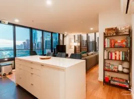 Skyline Escape I Chic City Stay & Free Parking