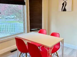 Gorgeous House&30 second Bus station Close C-Train& Free Parking