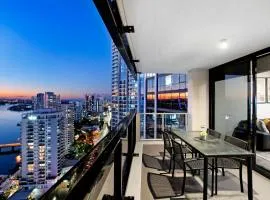 Circle on Cavill - 2 Bedroom Converted Apartments - Wow Stay - No Parking Included