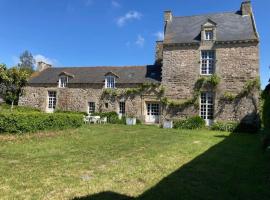 Manoir, Piscine, 15 mn des plages, hotel in Hénansal