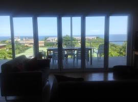 By the Sea Vacation Home, hotell i Brenton-on-Sea