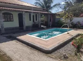 Casa em poucos passos da praia de Jaconé