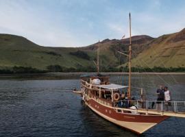 Semi Phinisi boat Labuan Bajo Komodo Tour, Hotel in Pulau Kukusan