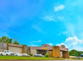Days Inn by Wyndham Southern Hills/ORU