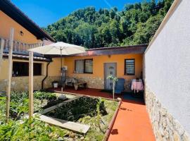 Chez Fifi, hotel com piscina em Surpierre